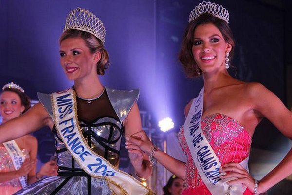 Iris Mittenaere adoubée miss Nord Pas-de-Calais 2016 par la miss France Camille Cerf, à sa place il y a un an