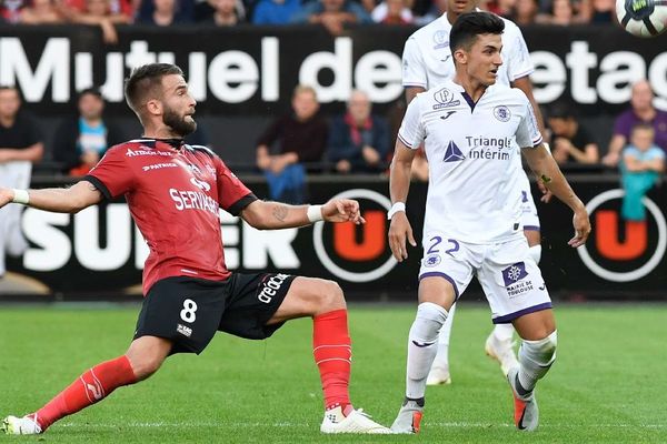 Le milieu de terrain de Guingamp Nicolas Benezet opposé au Toulousain Manu Garcia