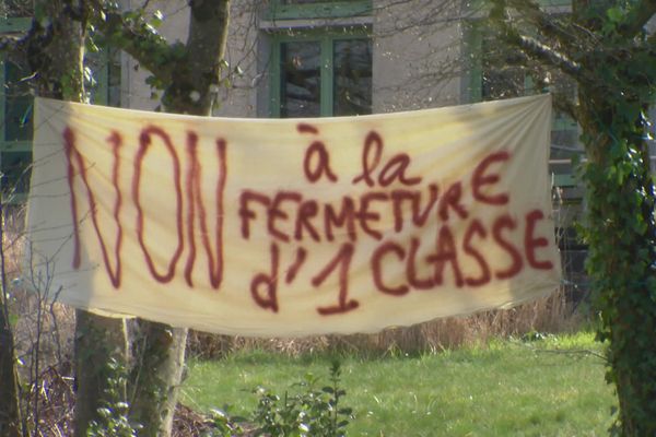 À Vierzon, dans le Cher, trois classes doivent fermer à la rentrée, dont une dans l'école maternelle Bourgneuf.