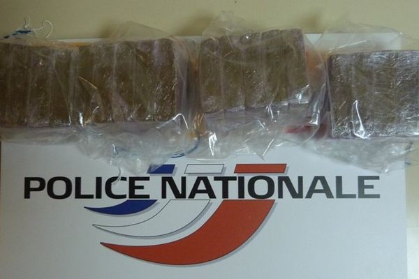 Vingt barrettes de cannabis, d'un poids total de 2 kg, saisies par Police Secours, mardi 27 janvier à Petit-Quevilly (76). 