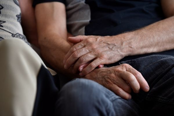 Les proches aidants effectuent un travail de l'ombre peu reconnu : "On n'a pas le droit de lâcher prise"