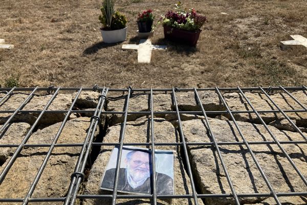 Le père Olivier Maire, assassiné le 9 août 2021, repose dans le cimetière situé dans l'enceinte de la communauté des Filles de la Sagesse de Saint-Laurent-sur-Sèvre, en Vendée.