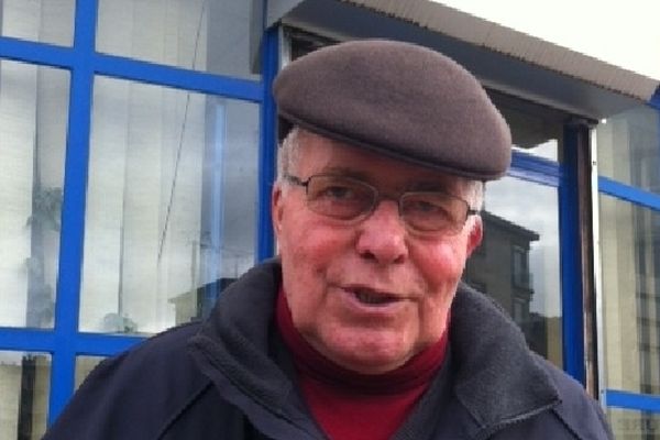 Henri Carton, ce matin devant le commissariat de Laon