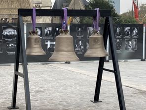 Trois cloches, dont celle des JO, présentées ce jeudi sur le parvis de la cathédrale Notre-Dame de Paris.