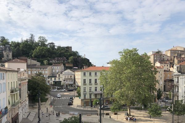 A Annonay (Ardèche) Des travaux ont été engagés pour remplacer un parking par une place piétonne qui a retrouvé vie. 