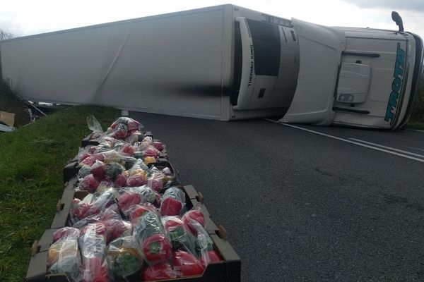 La camion transportait des légumes. Il faut tout décharger et recharger dans un autre poids lourds.