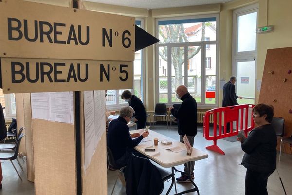 La participation à midi est en légère baisse en Auvergne comparé à 2017 pour ce second tour des élections présidentielles