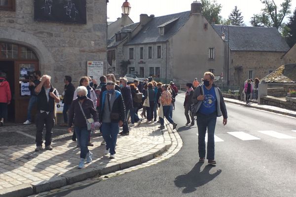 Le public dans les rues de Nasbinals