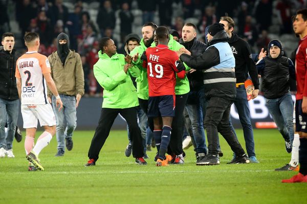 Envahissement du terrain par des supporters du LOSC.