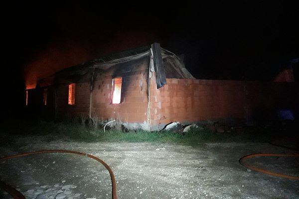 Un hangar agricole en feu ce lundi 2 janvier 2022 à Montmirat dans le Gard.