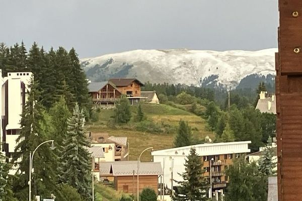 Neige ou grêle ? Un manteau blanc sur les cimes de Valberg de dimanche 18 août.