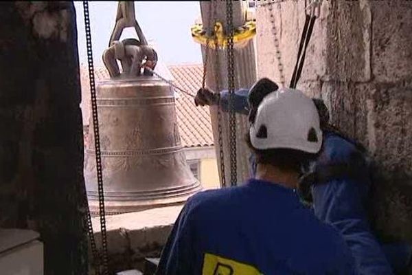 Après deux mois de réparation, la cloche nommée Sauveur a retrouvé sa place à 20 mètres de hauteur. 