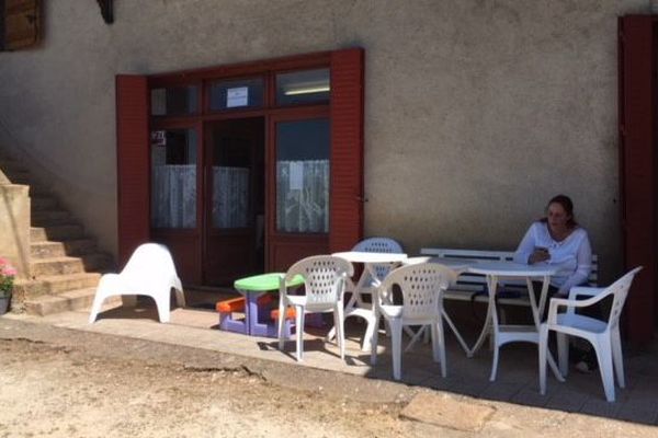 Le Café les Marronniers, aussi appelé café Berthier, à La Chapelle sous Brancion (71).