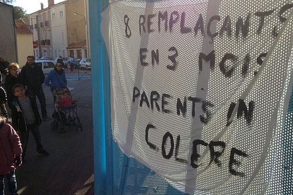 Narbonne (Aude) - manifestation des parents d'élèves de l'école Jean Jaurès - 26 novembre 2015.