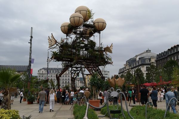 L’aéroflorale 2. C’est le nom de cet étrange vaisseau fait de métal, de ballons et de végétaux qui a atterri place de jaude, à Clermont-Ferrand, depuis mardi 24 juillet. 