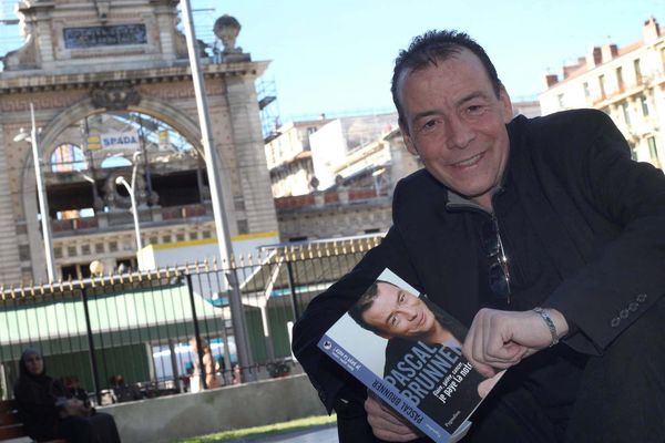 Pascal Brunner avait publié le livre "Gloire, galère, cancer : je paye la note", en 2012, pour raconter sa descente aux enfers et son combat contre la maladie, l'alcool et le tabac.