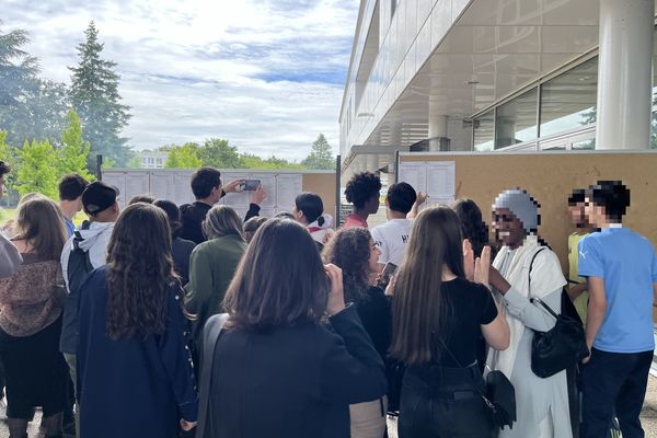 Une cinquantaine d'élèves s'est réunie ce 8 juillet à 12h30 au lycée Voltaire d'Orléans-la-Source.