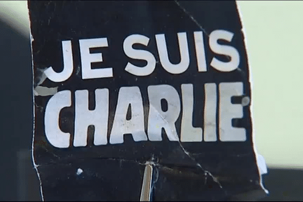 Une affichette "je suis Charlie" collectée sur la place de Mairie de Rennes