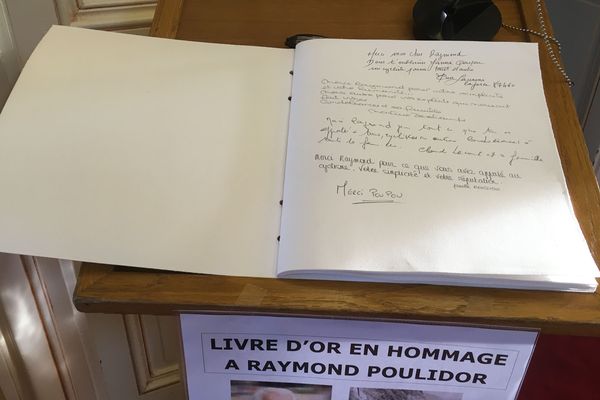 Le livre d'or ouvert à la mairie de Saint-Léonard-de-Noblat, en hommage à Raymond Poulidor