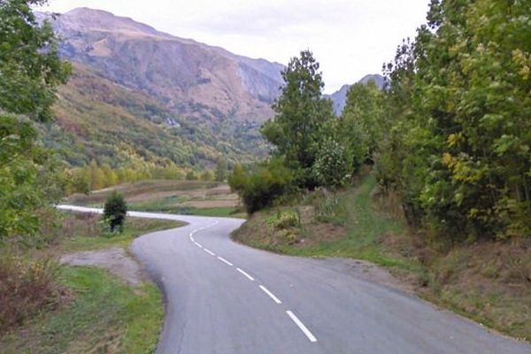 L'accident s'est produit au lieu dit Le Rivier, dans la descente du col d'Ornon (D526).