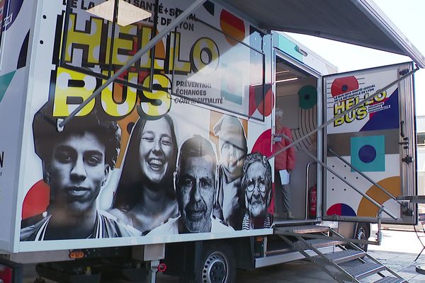 Hello bus, un espace pour parler santé sillonne la métropole de Lyon à la rencontre des plus démunis