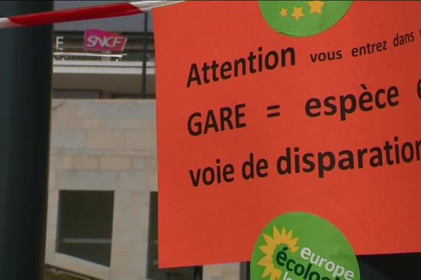 A l'image d'Europe Ecologie-Les Verts, qui ont créé une zone de trains à défendre, ZAD d'un nouveau genre, devant la gare de Besançon, la réforme annoncée de la SNCF mobilise contre elle la plupart des partis de gauche