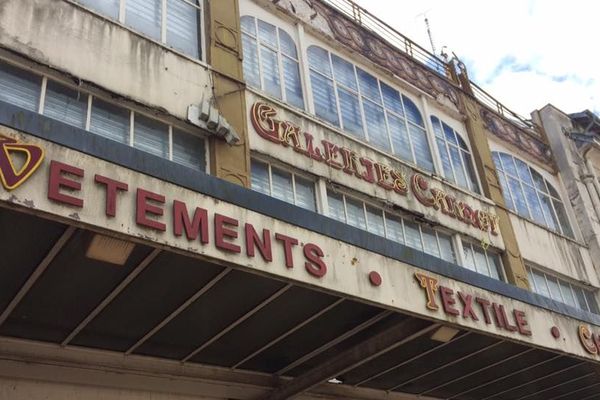 Les Galeries Carnot, à Vouziers dans les Ardennes, étaient un fleuron du commerce local. L'établissement tombe en désuétude depuis 2013. Une association aimerait voir refleurir ce patrimoine art déco de la petite cité.