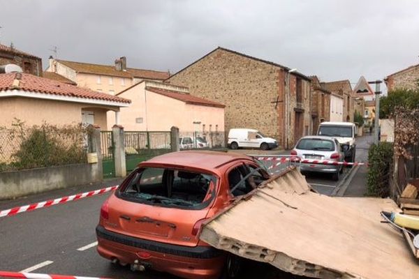 La mini tornade a fait tomber des murs, endommagé des véhicules, des habitations et arraché des arbres ce dimanche à Fourques, petite village catalan, situé à 30 kms au Sud-Est de Perpignan