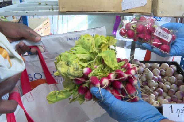 Distribution alimentaire des Restos du coeur à Saint-Brieuc.