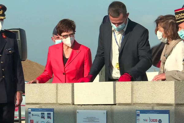 Florence Parly, ministre des Armées et Annegret Kramp-Karrenbauer, ministre de la Défense de la république fédérale d'Allemagne à la base 105 d'Evreux le 17 septembre 2020.