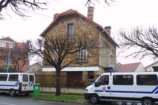 80 personnels de la CRS 48 de Châtel-Guyon (63) en mission à Calais ont dû passer 2 nuits dans leurs véhicules car leur hôtel était infesté par des punaises de lit. 