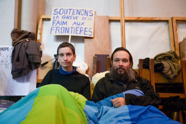 Anaïs Vogel et Ludovic Holbein, dans l'église Saint-Pierre de Calais, durant leur grève de la faim.