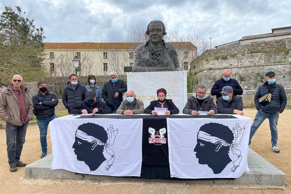 Les collectifs Pattrioti, Core in fronte et a Manca ont organisé ce samedi 17 avril une conférence de presse à la citadelle d'Ajaccio, au pied du buste de Pasquale Paoli. 