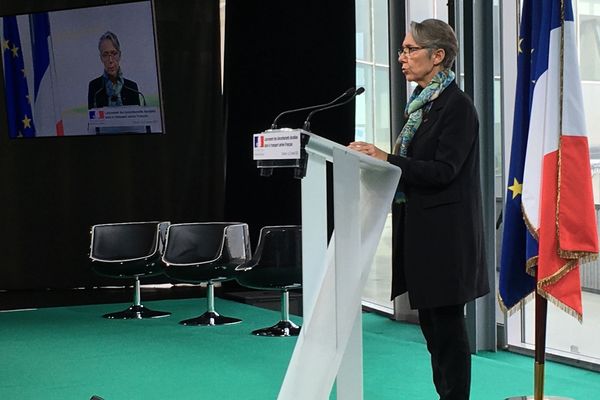 Elisabeth Borne, la ministre de la Transition écologique et solidaire s'exprime ce lundi matin le site d'Airbus à Toulouse, avec le secrétaire d'Etat chargé des Transports, dans l'idée de lancer les biocarburants aéronautiques durables en France.