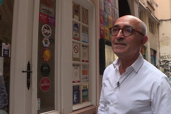 Devant son premier macaron obtenu à l'ouverture de son restaurant "Le petit persan" en 1990, Mansour Parsa attend celui estampillé 2025 avant bonheur.