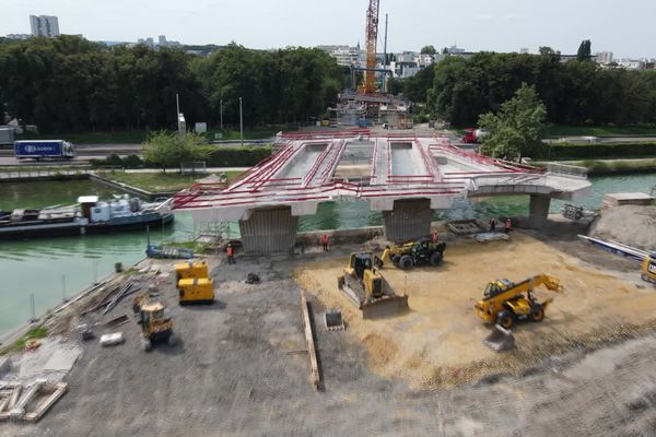 Travaux de démolition du pont Charles de Gaulle à Reims