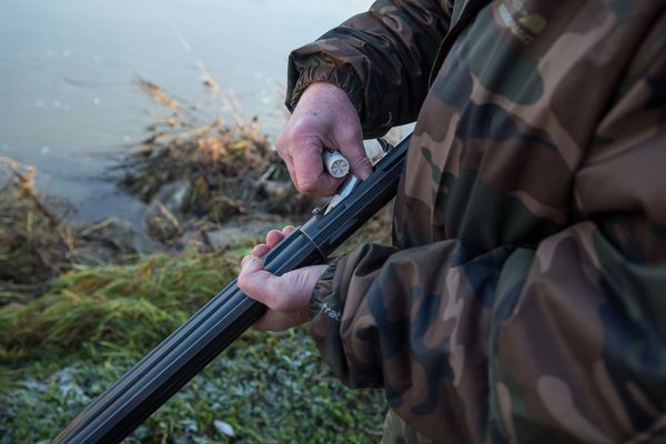 Un chasseur en train de charger son arme (image d'illustration).