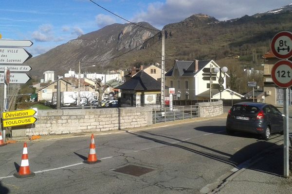 A Luzenac, franchir ce pont SNCF est interdit aux véhicules de plus de 12 tonnes