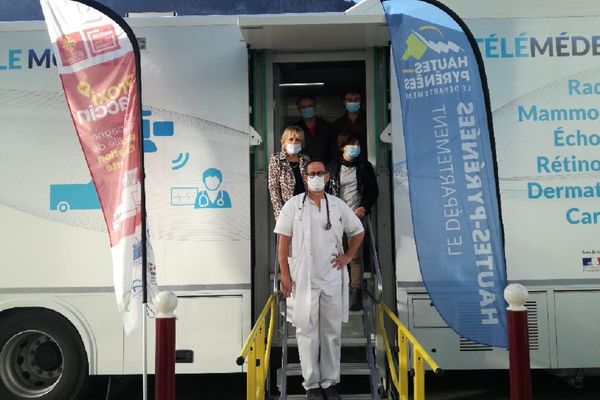 L'équipe médicale dans le camion de vaccination sur la commune de Vic-de-Sos en Ariège.