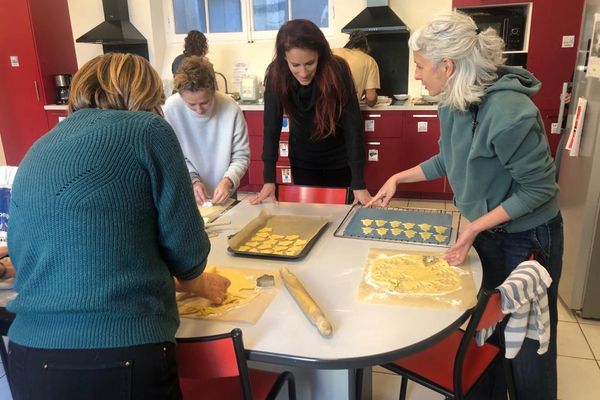 À Montpellier, l'association La Cloche organisait ce lundi 18 décembre 2023 un atelier cuisine pour les bénévoles et bénéficiaires afin de confectionner des sablés de Noël à destination des sans-abris.