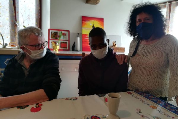 En grève de la faim depuis 13 jours, Eric Durupt, enseignant du Puy-en-Velay, lutte pour que Madama, jeune Malien réfugié, puisse rester en France. 