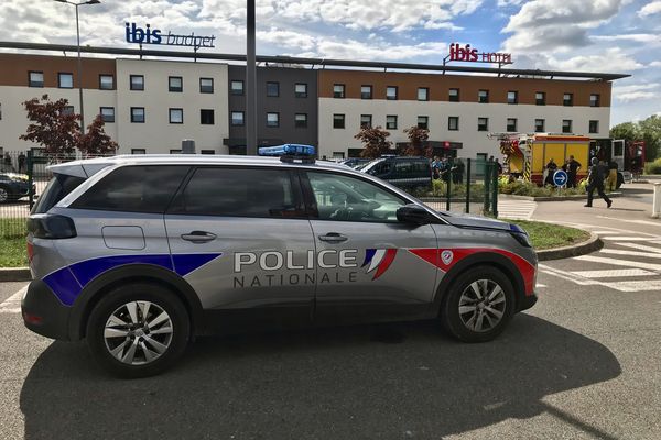 Un individu est armé et enfermé dans une chambre d'hôtel Ibis à Montceau-les-Mines. Il s'est donné la mort dans l'après-midi du 23 août.