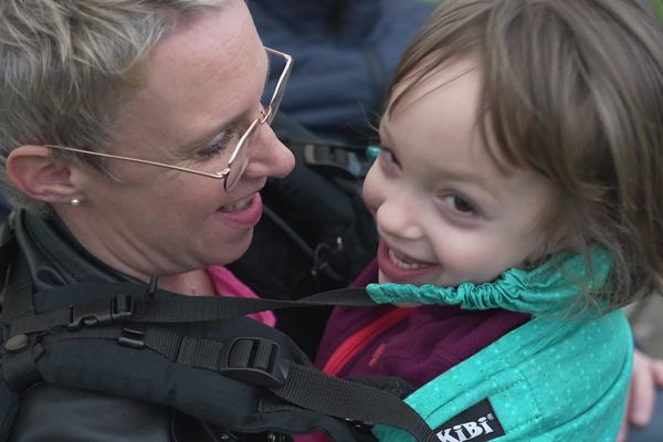 Charlotte, six ans, est atteinte de liaisons neurologiques.