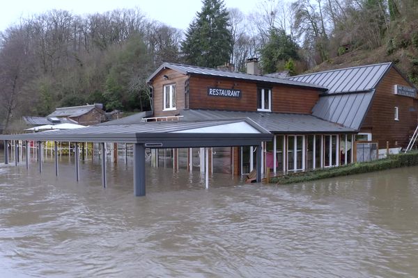 C'est la deuxième fois que le restaurant La Poterie, à Clécy, dans le Calvados, se retrouve inondé. Mais cette fois, le propriétaire ne pourra pas être indemnisé par son assurance. Il nous confie son inquiétude.