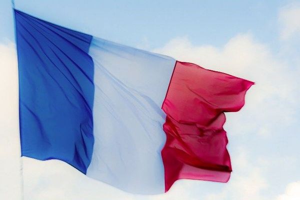 Le drapeau français flottant après les attentats de Paris