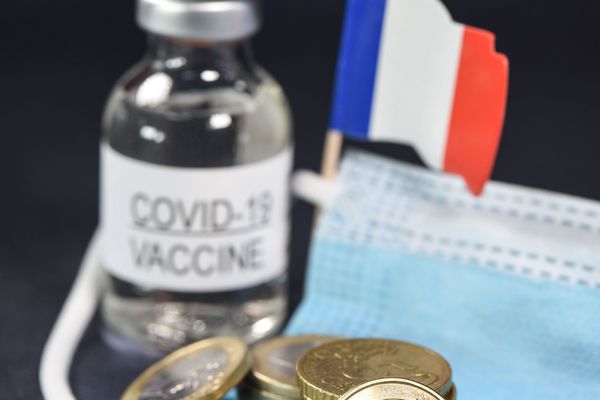 Salaire d'une infirmière suspendu pour non-vaccination: les prud'hommes de Lyon balayent le droit européen. En référé, ils ont estimé que le droit européen évoqué par l'infirmière ne pouvait s'appliquer au détriment du contexte sanitaire.