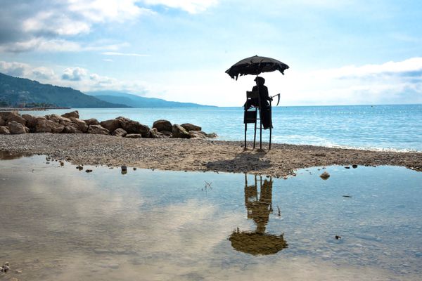 Située sur une plage de Menton, cette installation de Toolate dénonce la hausse des décès de migrants.