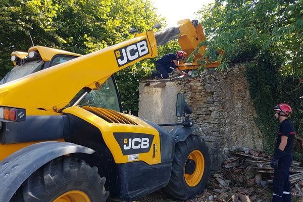 L'apport d'un engin de chantier a été nécessaire pour sortir le cheval de sa fâcheuse position