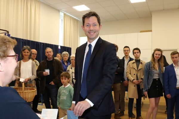 François-Xavier Bellamy (LR) a voté à Versailles, la municipalité dont il est l’adjoint au maire depuis 2008, pour les européennes dimanche. 