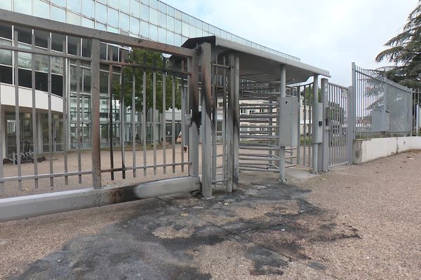 Vénissieux : la cité scolaire Sembat au lendemain des tirs de mortiers. Les stigmates de ces violences encore bien visibles.